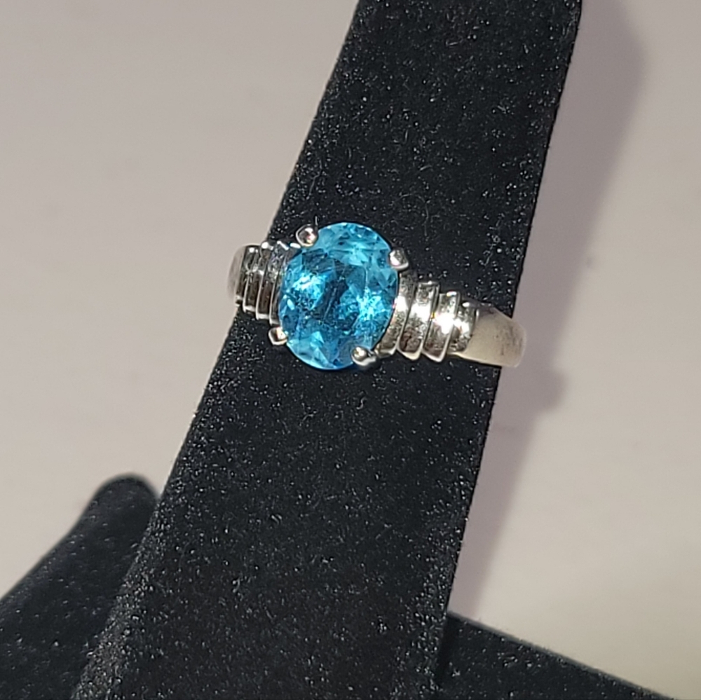 Elegant Silver Ring with Blue Gemstone